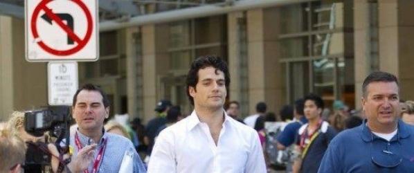 MEDIA - MAN OF STEEL MAN OF STEEL - Une photo dHenry Cavill en Clark Kent