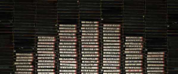 CRITIQUES - VHS de  Adam Wingard David Bruckner Ti West Glenn McQuaid Joe Swanberg  Radio Silence - Avant-première